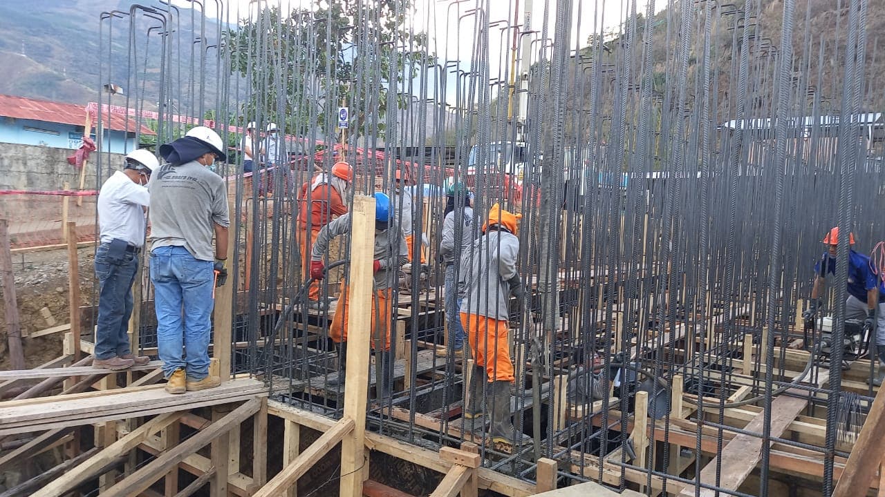 VACIADO DE CONCRETO DE LA PLANTA DE TRATAMIENTO DE AGUA POTABLE